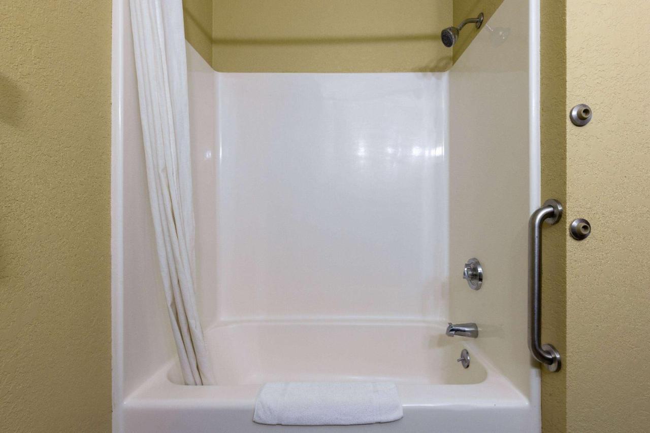 Hotel Super 8 By Wyndham Nixa/Springfield Area Esterno foto