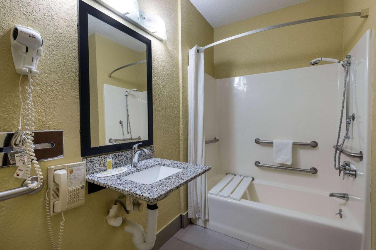 Hotel Super 8 By Wyndham Nixa/Springfield Area Esterno foto