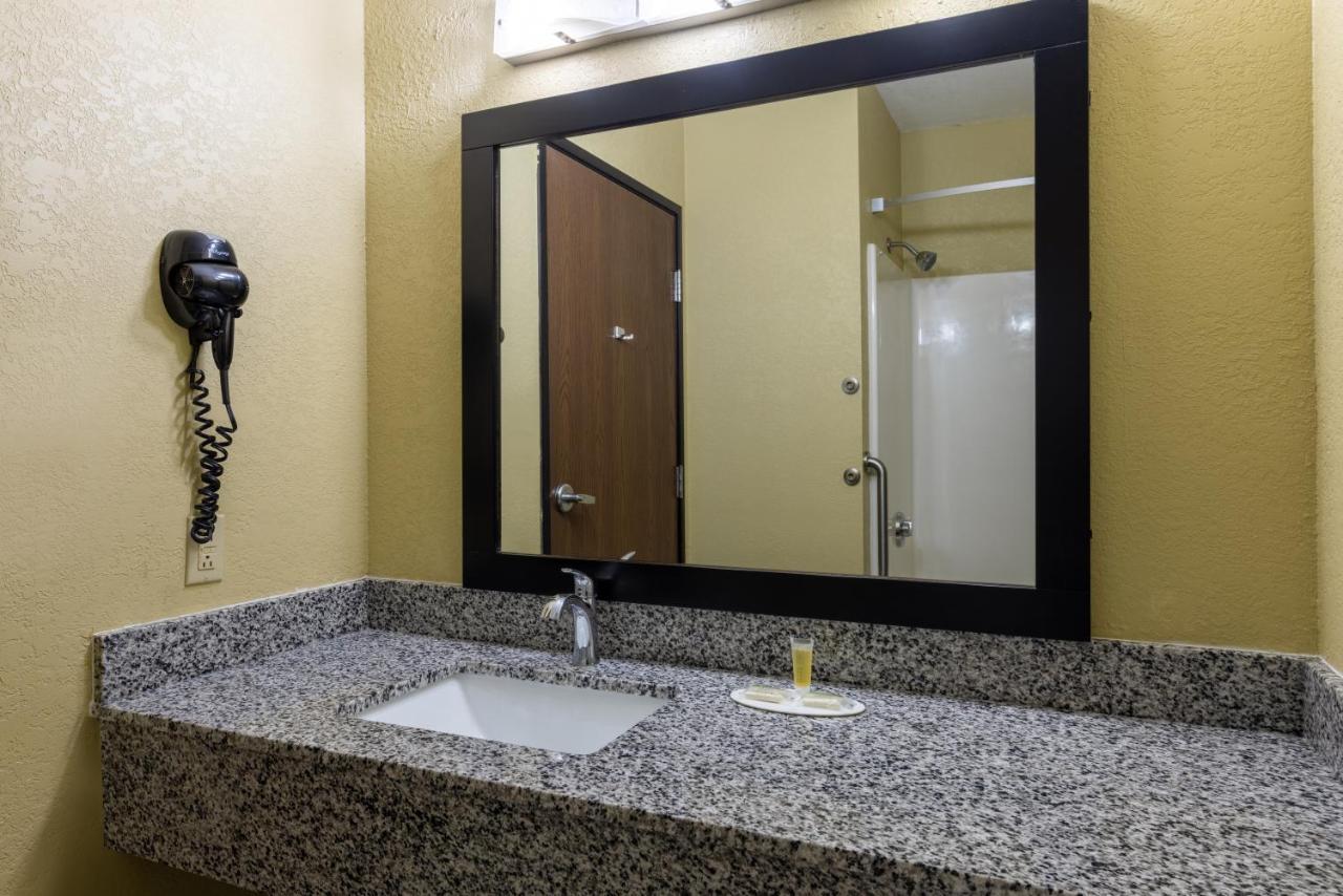 Hotel Super 8 By Wyndham Nixa/Springfield Area Esterno foto